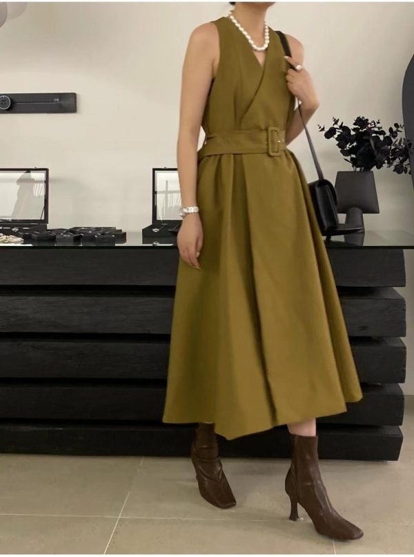 e44c868b-8957-4c47-b95e-da4fa54d4ea1 Elegant Temperament Hundreds Of Sleeveless Dresses Plus Trench Coat Set